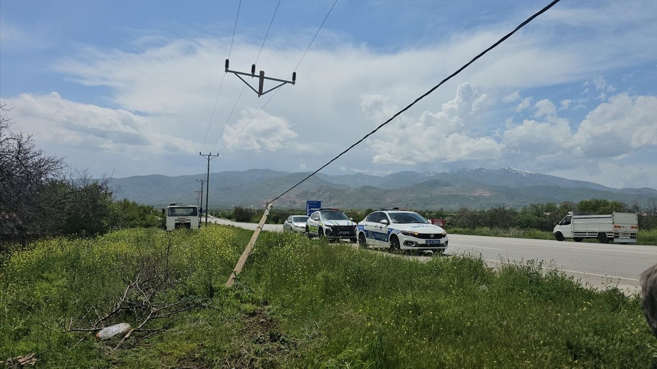 Erzincan'da Elektrik Direğine Çarpan Otomobil Devrildi: Sürücü Ağır Yaralı