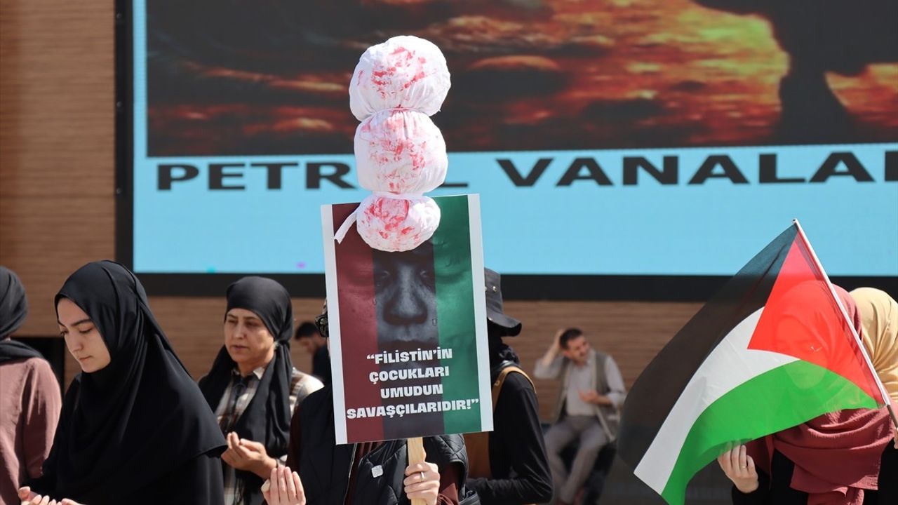 Erzincan'da Sağlıkçılardan Gazze'ye Destek: Sessiz Yürüyüş Düzenlendi