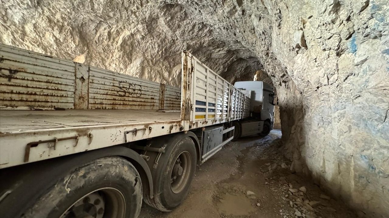 Erzincan'da Tarihi Taş Yolu'nda Tır Krizi: Ulaşım Durdu