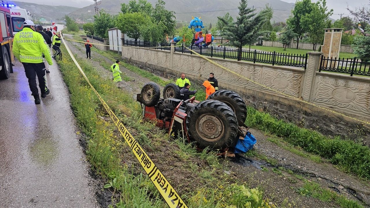 Erzincan'da Traktör Devrildi: Sürücü Hayatını Kaybetti