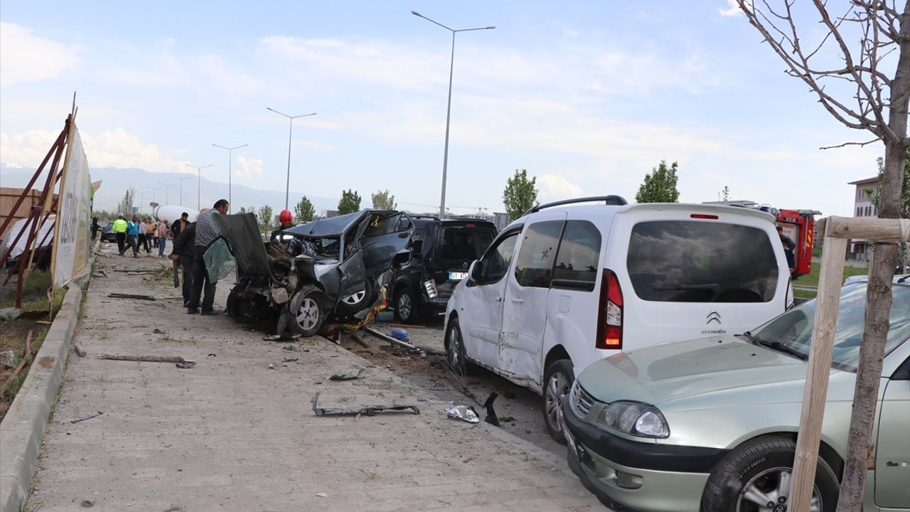 Erzurum'da Beton Mikserinin Araca Çarpması Sonucu Sürücü Ağır Yaralandı