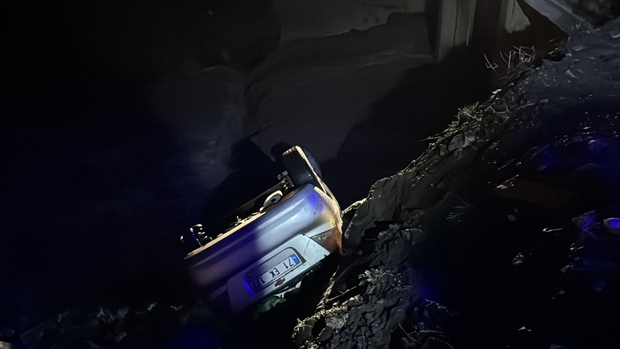 Erzurum'da Dereye Yuvarlanan Araçta 3 Kişi Yaralandı
