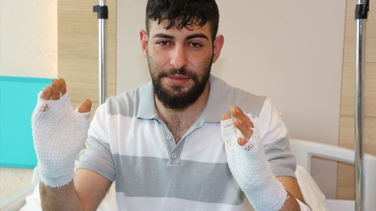 Erzurum'da Hararet Yapan Aracına Müdahale Eden Teknisyen Yandı