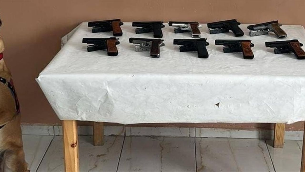 Erzurum'da Jandarma, Ruhsatsız 10 Tabanca Ele Geçirdi