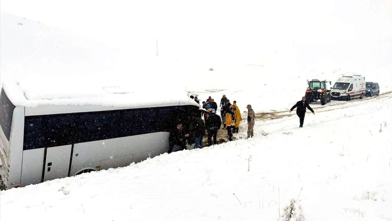 Erzurum'da Kar Yağışı Trabzonspor Taraftarını Kara Saplanmaktan Kurtardı