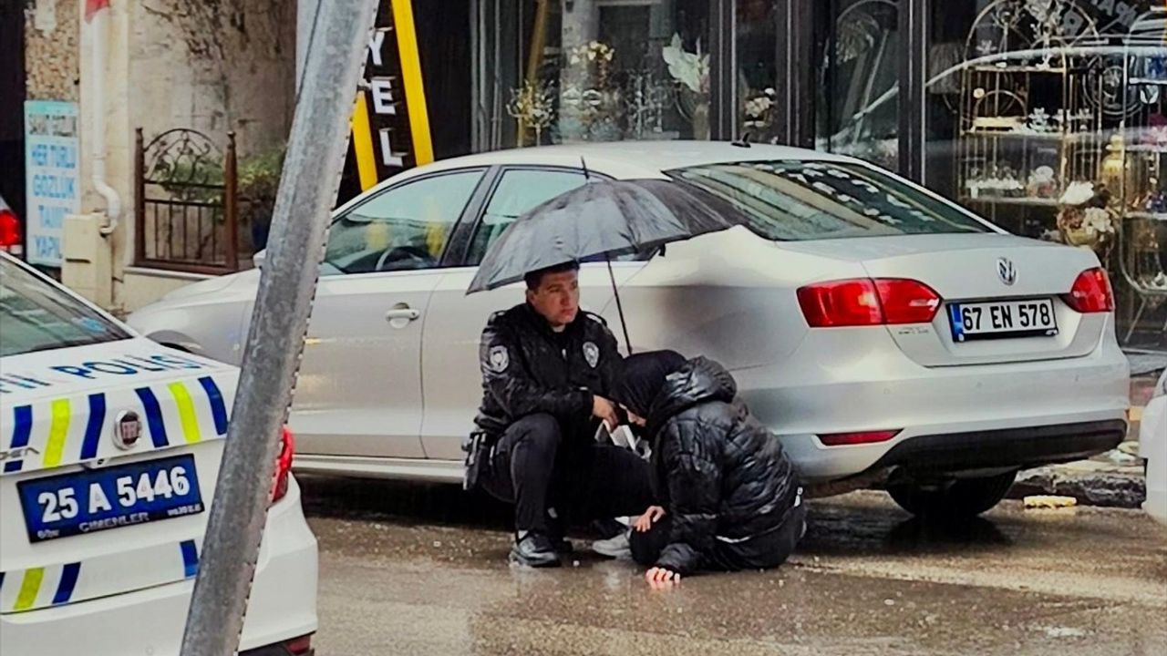 Erzurum'da Yaralı Yaya İçin Şemsiye Tutan Polis, Takdir Topladı