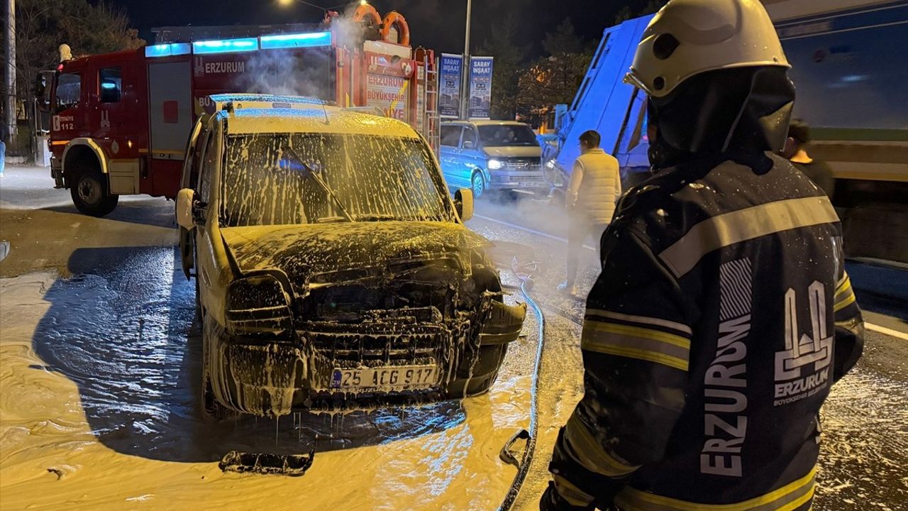 Erzurum'da Seyir Halindeki Hafif Ticari Araçta Yangın Çıktı