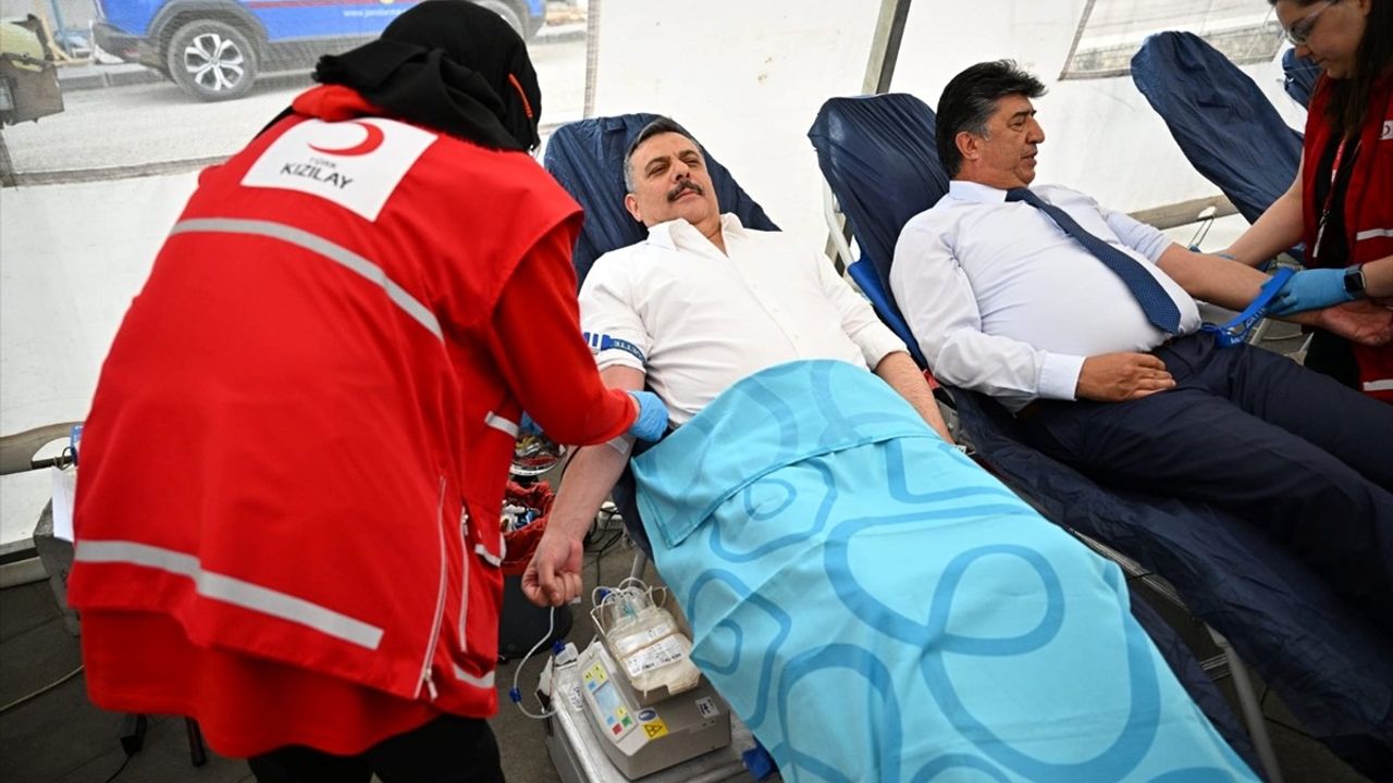 Erzurum Valisi Çiftçi, 43. Kan Bağışını Yaptı