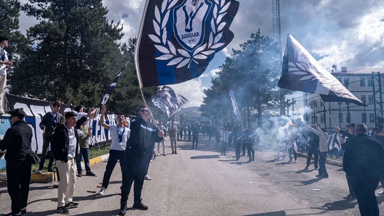 Erzurumspor FK, Ümraniyespor Maçına Meşalelerle Uğurlandı