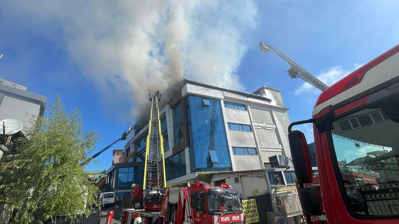 Esenyurt'ta Tekstil Atölyesinde Yangın: İtfaiye Ekipleri Olay Yerinde
