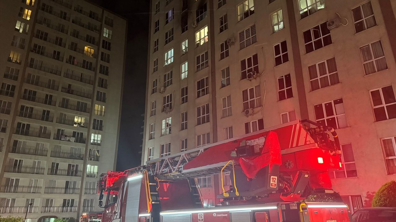 Esenyurt'ta Yangın Anında 8. Kattan Atlayan Kadın Ağır Yaralandı