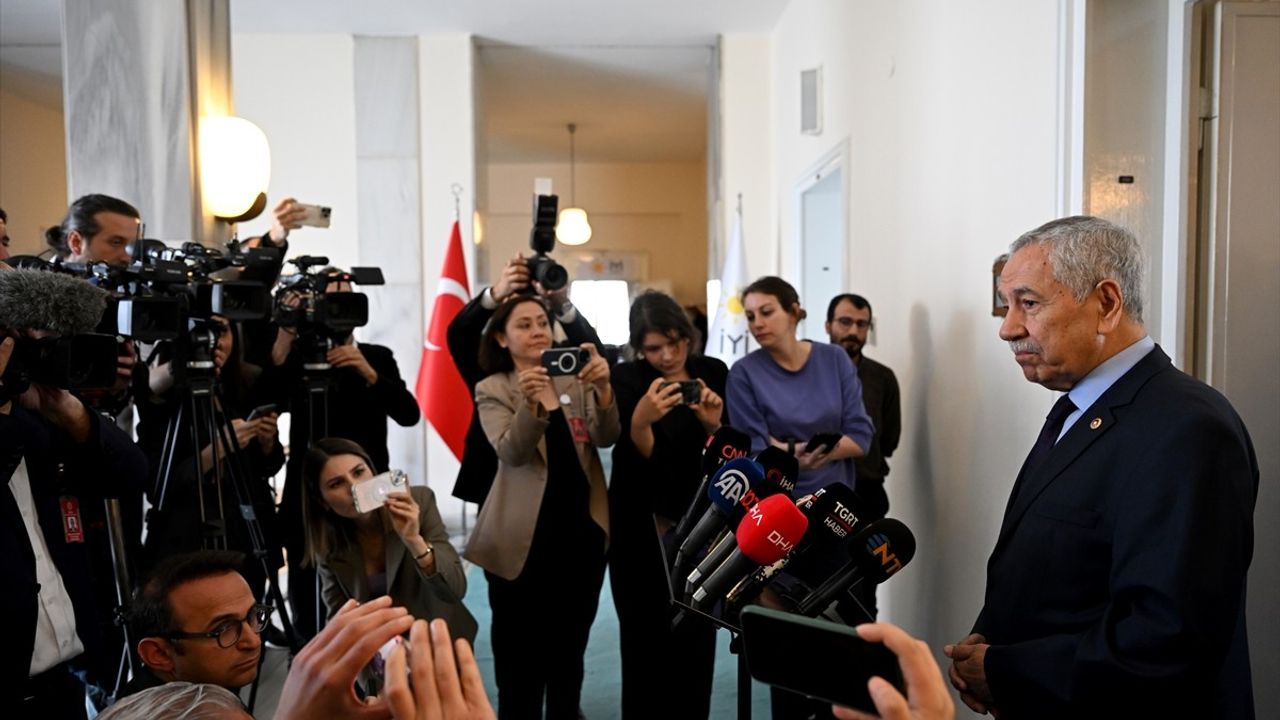 Eski TBMM Başkanı Arınç'tan DEM Parti Grubu'na Taziye Ziyareti