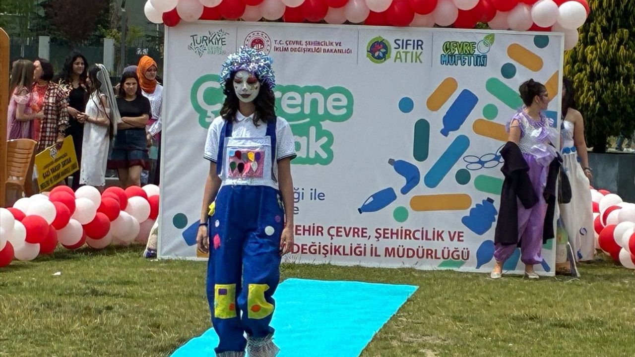 Eskişehir'de Çocukların Atık Malzemelerle Tasarladığı Kıyafetler Defilesi Göz Doldurdu