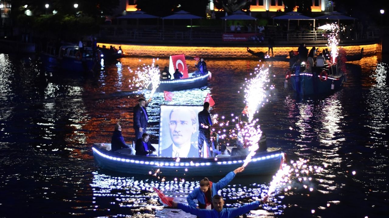Eskişehir'de Porsuk Çayı'nda Fener Alayı Coşkusu