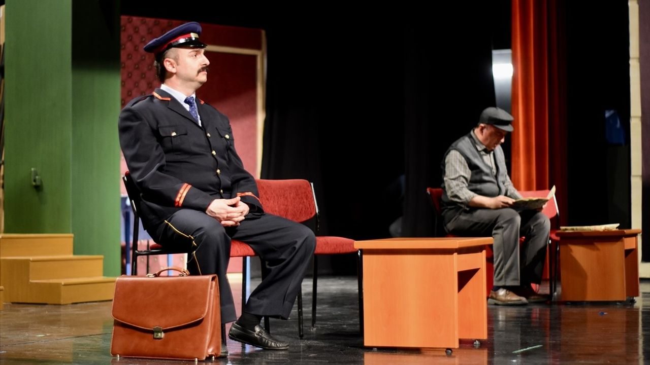 Eskişehir'de 'Reis Bey' Tiyatro Oyunu Beğeni Topladı