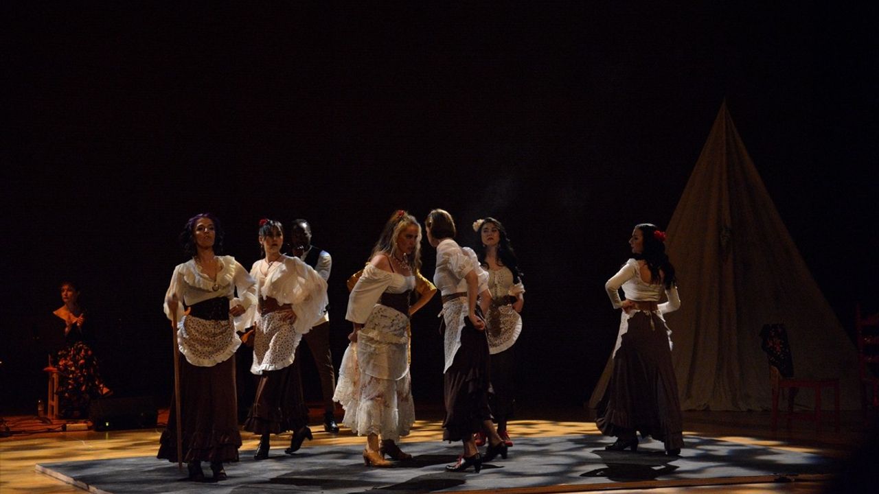 Falda Carmen Çıktı Müzikali Bursa'da Rüzgar Gibi Geçti