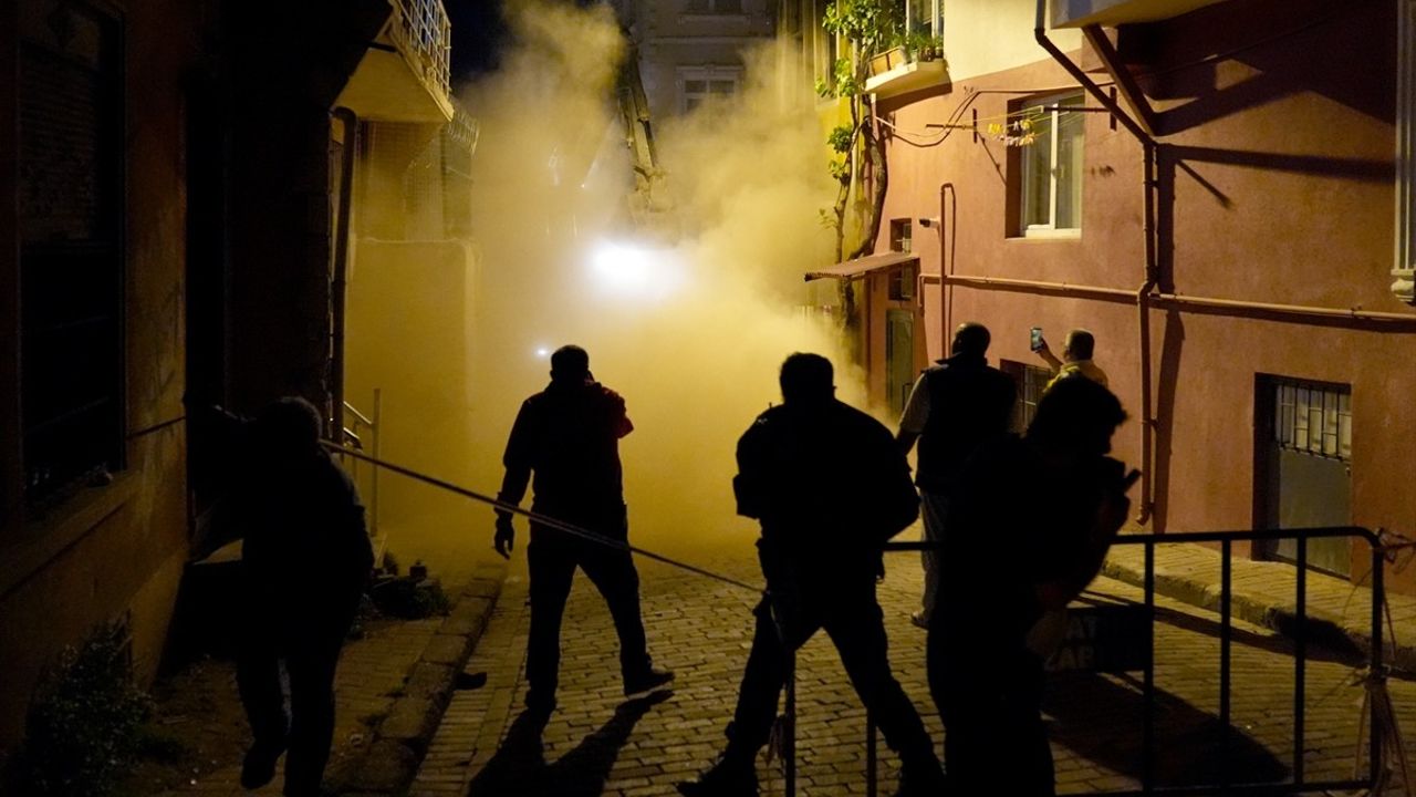 Fatih'te Çöken Metruk Bina Enkazında Arama Çalışmaları Tamamlandı