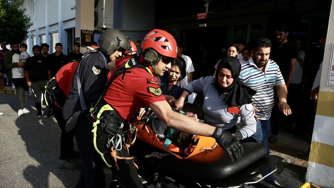 Fethiye'de Yamaç Paraşütçüsü Kayalıklara Düştü, Helikopterle Kurtarıldı