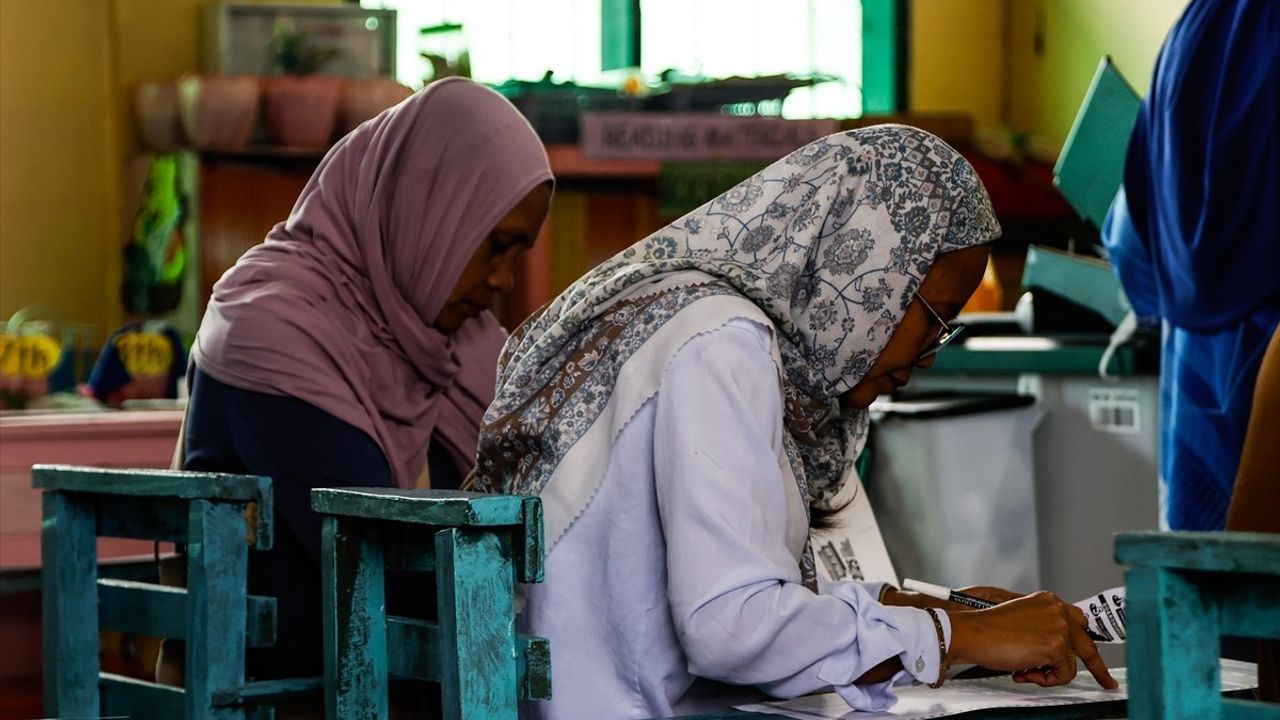 Filipinler'de Milyonlarca Seçmen Kritikte Sandık Başında