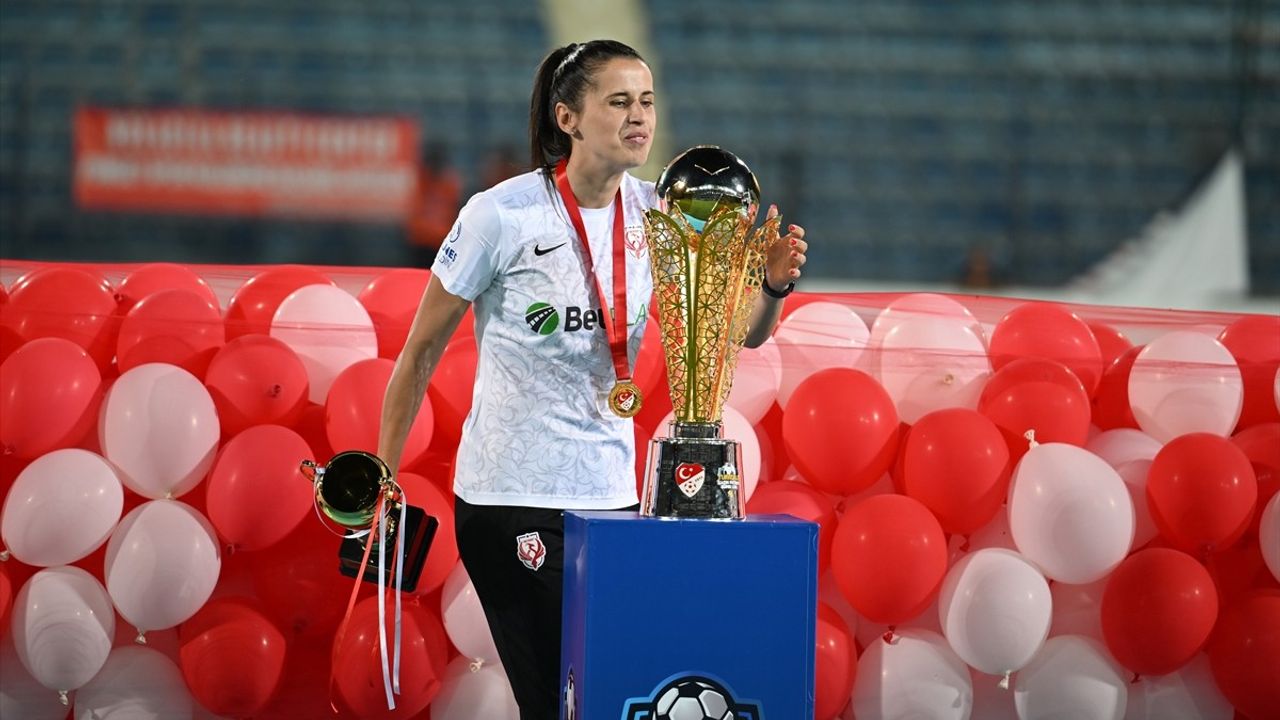 FOMGET, Kadın Futbol Süper Ligi'nde Şampiyonluk Kupasını Aldı