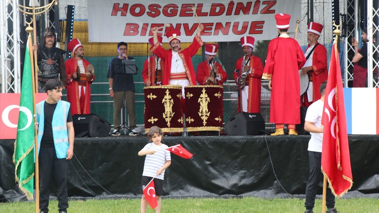Fransa'da Mehter Takımı Eşliğinde Renkli Halk Yürüyüşü Düzenlendi