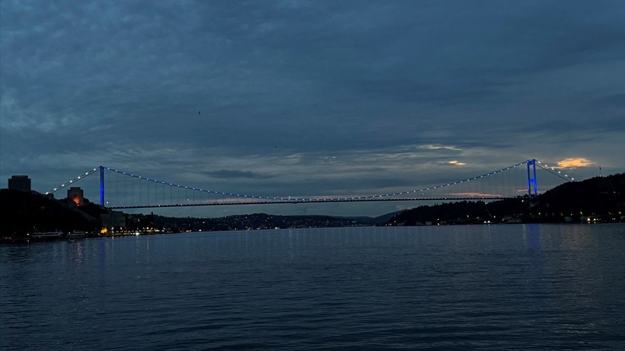 FSM Köprüsü Engelliler Haftası İçin Mavi Işıkla Aydınlatıldı