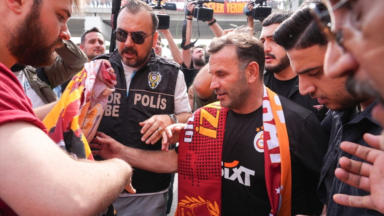 Galatasaray, İzmir'deki Maç İçin Taraftarlarıyla Buluştu