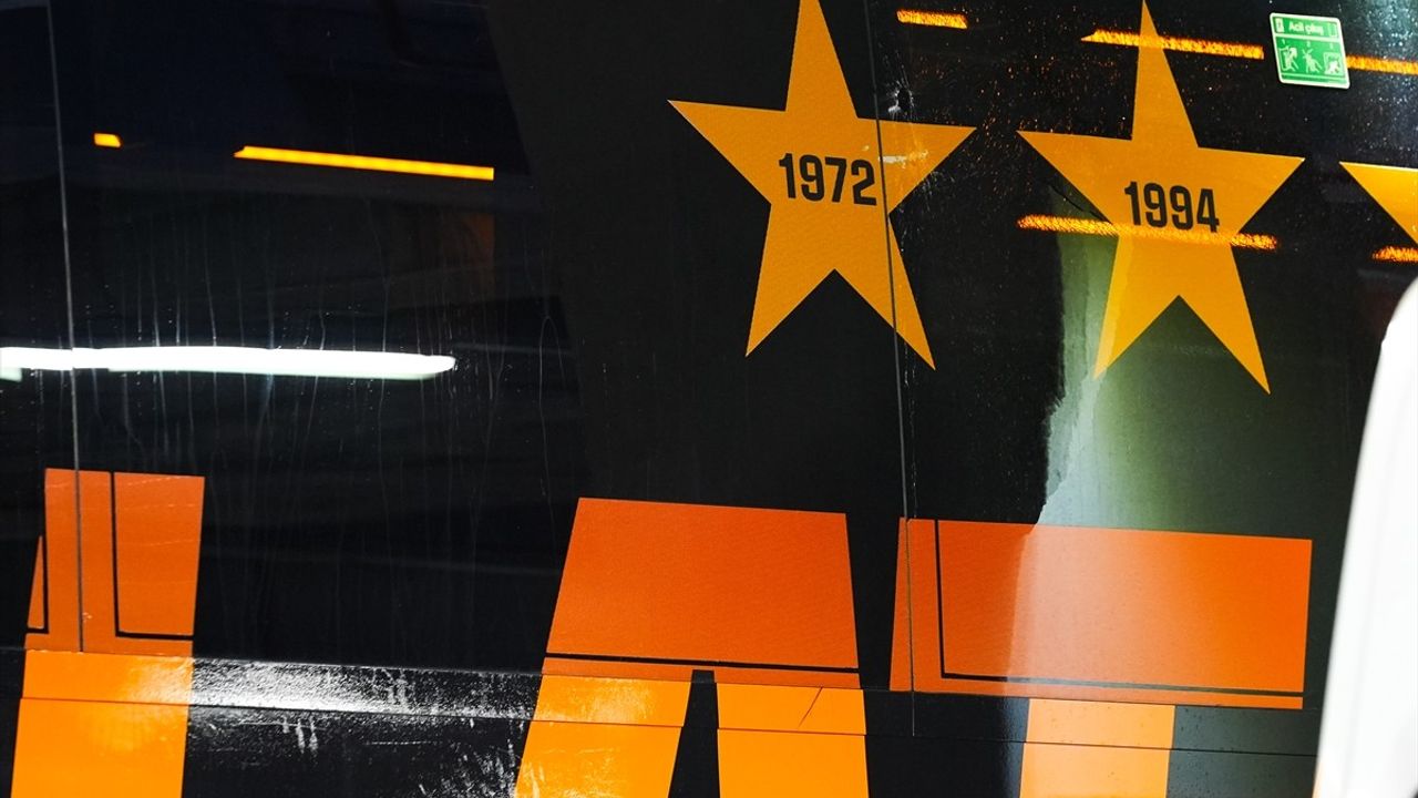 Galatasaray Kafilesi Göztepe'yi Mağlup Ettikten Sonra Havalimanına Geçti