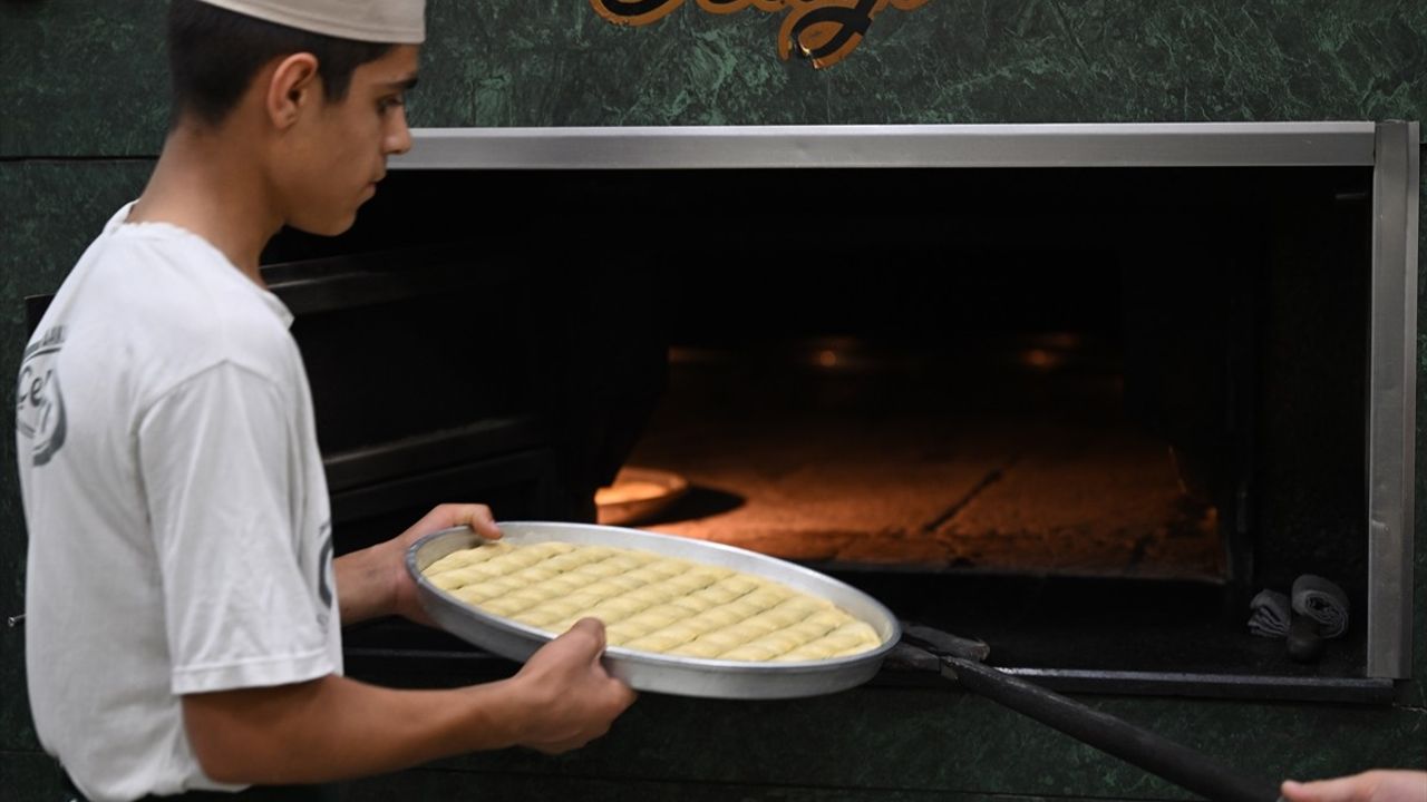 Gaziantep'te Bayram Telaşı: Baklavacılar Siparişlere Yetişmek İçin Çalışıyor