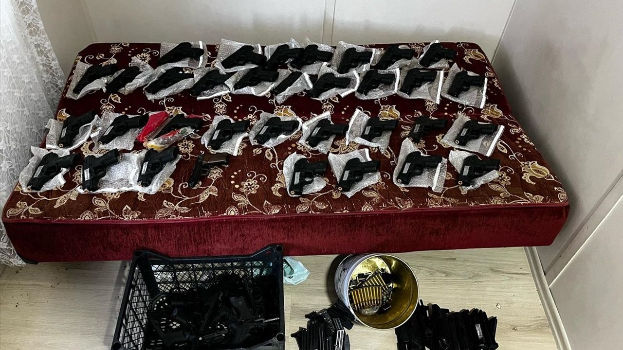Gaziantep'te Büyük Silah Operasyonu: 1 El Bombası ve 45 Silah Ele Geçirildi