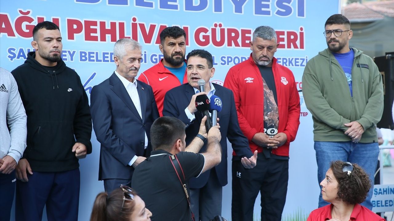 Gaziantep'te CW Enerji Türkiye Yağlı Güreş Ligi İçin Kortej Yürüyüşü Düzenlendi