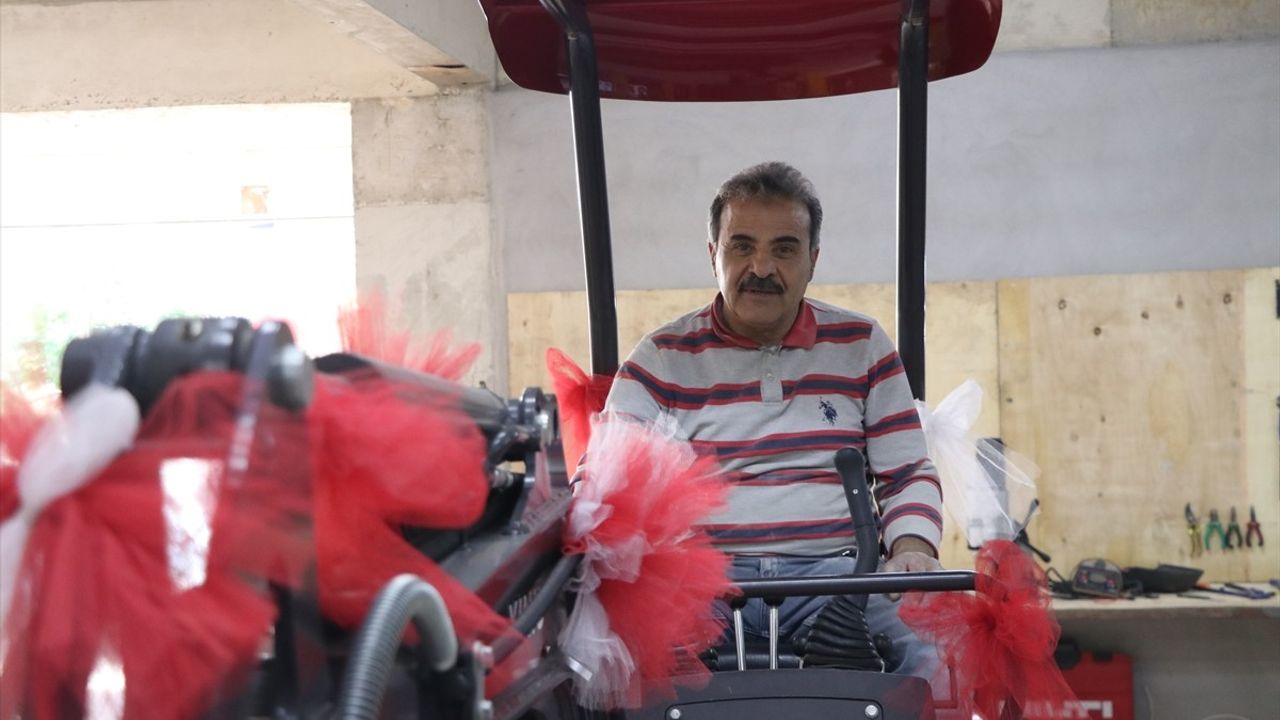 Gaziantep'ten Örnek Dayanışma: İşletmeci Suriyeli İşçisine İş Makinesi Hediye Etti