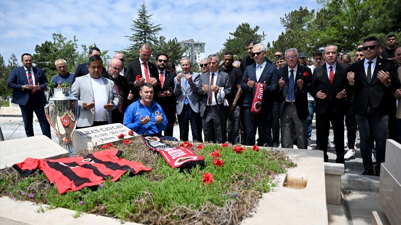 Gençlerbirliği, Süper Lig Başarısını Anıtkabir ve İlhan Cavcav'ın Mezarında Kutladı