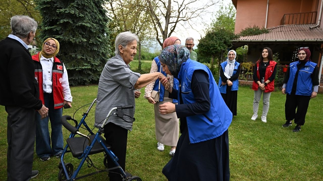 Gönüllü Gençlerden Şehit Annelerine Anlamlı Hediye
