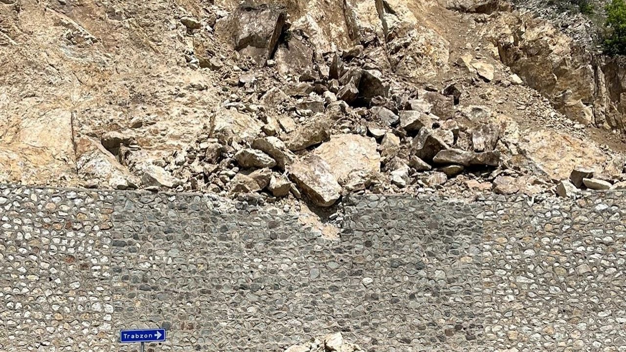 Gümüşhane'de Heyelan: Kaledibi Mahallesi Yolu Ulaşıma Kapandı