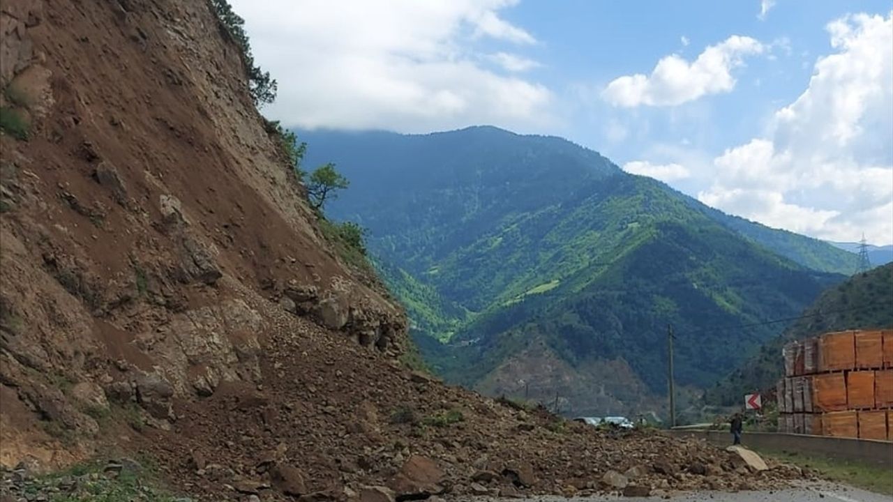 Gümüşhane'de Heyelan, Yol Ulaşımını Aksattı
