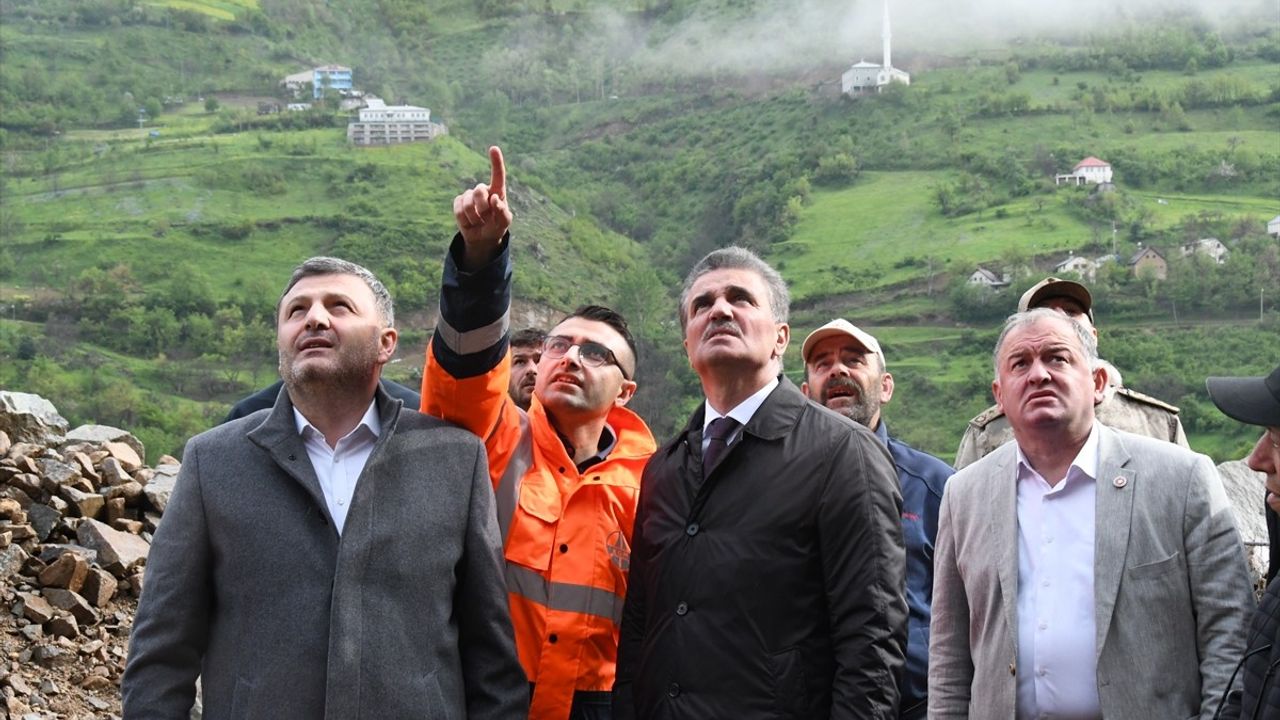 Gümüşhane-Giresun Kara Yolu Heyelan Nedeniyle Ulaşıma Açıldı