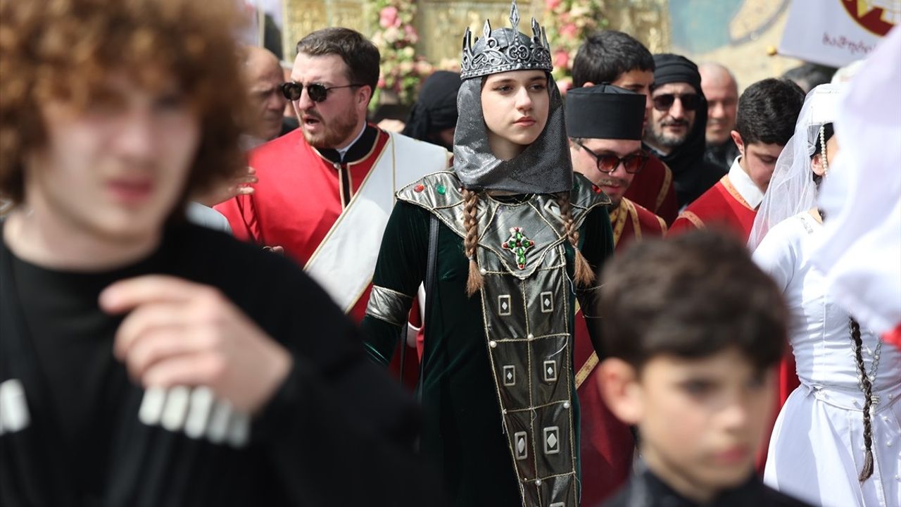 Gürcistan'da 'Aile Kutsallığı ve Ebeveynlere Saygı Günü' Yürüyüşü Coşkuyla Kutlandı