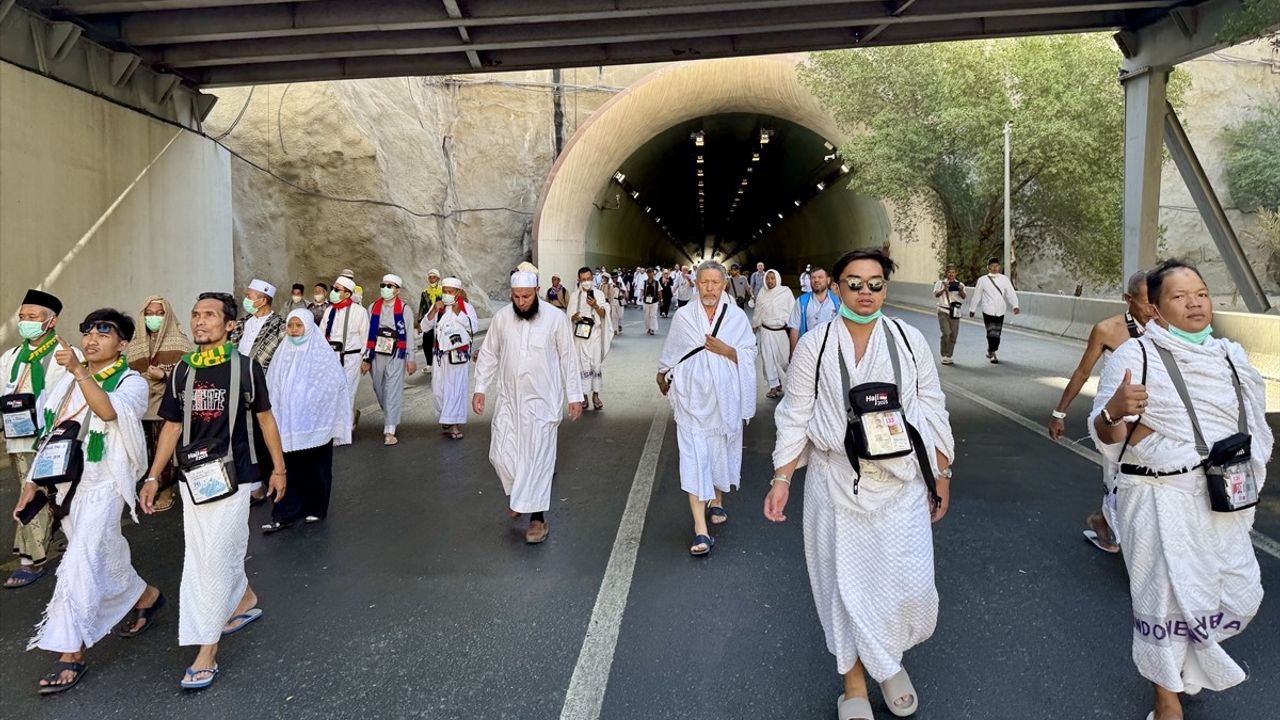 Hacı Adayları Kurban Bayramı Öncesi Son Cuma Namazını Kabe'de Kıldı