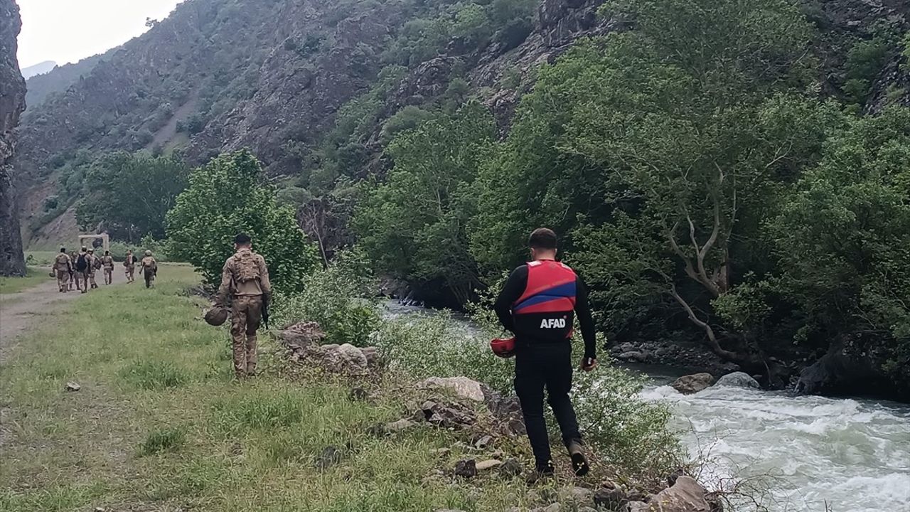 Hakkari'de Avaşin Deresi'nde Kaybolan Genç İçin Arama Çalışmaları Devam Ediyor