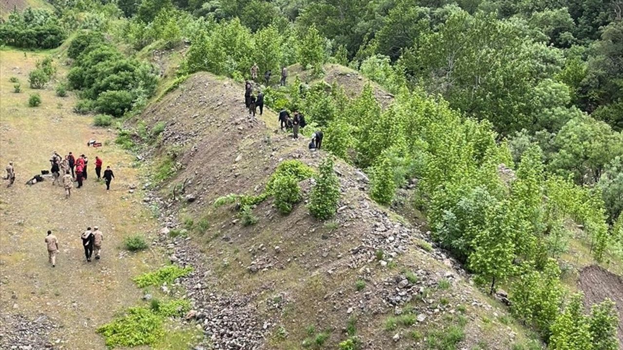 Hakkari'de Derede Kaybolan Genci Bulmak İçin Arama Çalışmaları Devam Ediyor