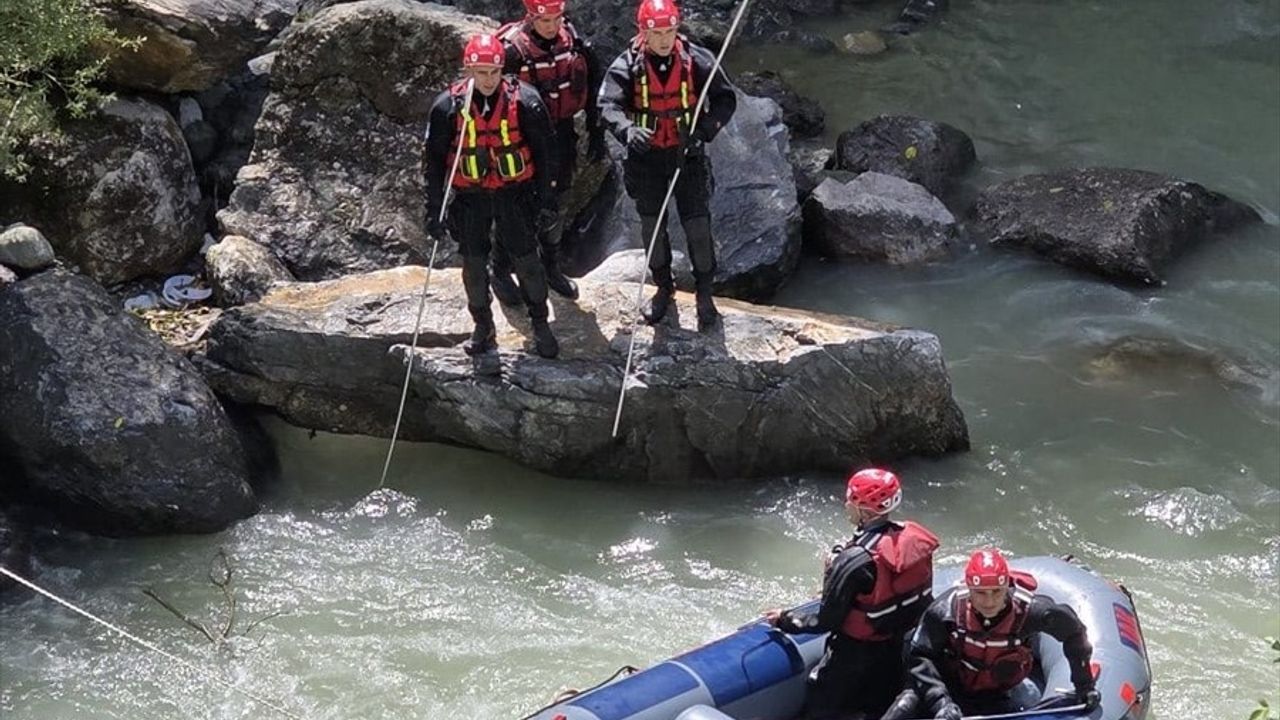 Hakkari'de Dereye Düşen Genç İçin Arama Çalışmaları Sürüyor