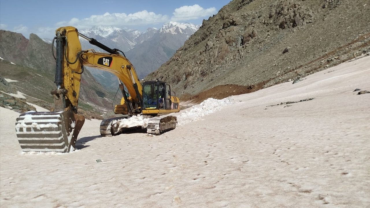Hakkari'de Ekipler Karla Kaplı Üs Bölgesi Yolunu Açmak İçin Seferber