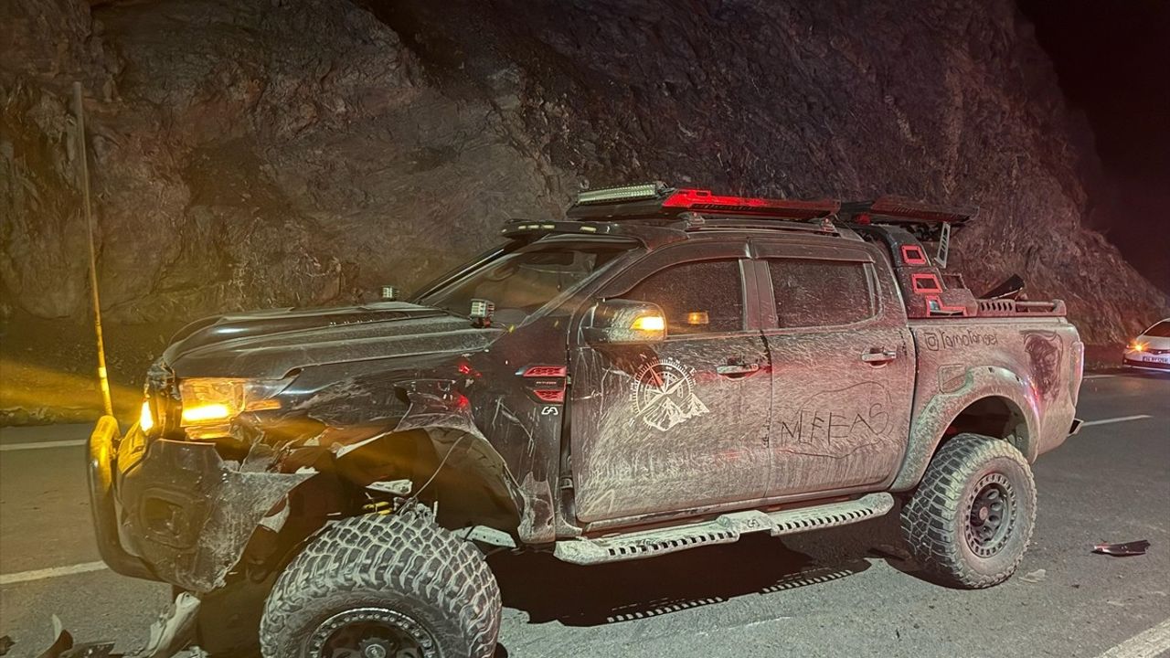 Hakkari'de İki Pikabın Çarpışması: 8 Yaralı