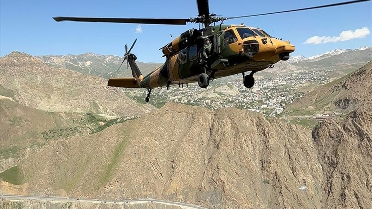 Hakkari'de Kaybolan 74 Yaşındaki Adam Helikopterle Hastaneye Ulaşım Sağladı