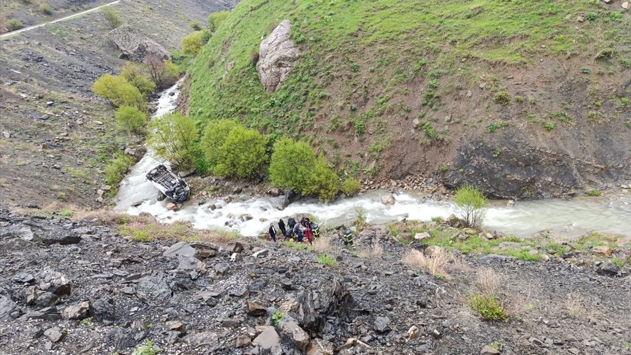 Hakkari'de Minibüs Devrildi: 2 Ölü, 3 Yaralı