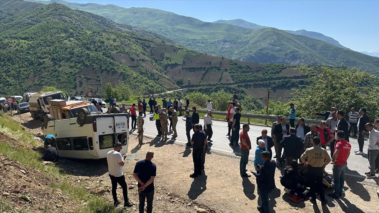 Hakkari'de Öğrenci Servisi Devrildi: 14 Yaralı