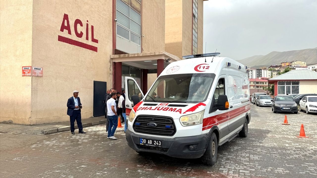 Hakkari'de Öğrenci Servisi Devrildi: 8 Yaralı