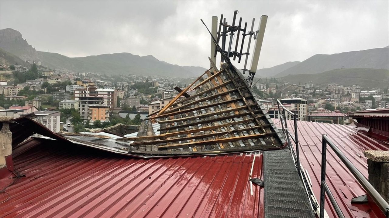 Hakkari'de Şiddetli Rüzgar, Çatıya Zarar Verdi