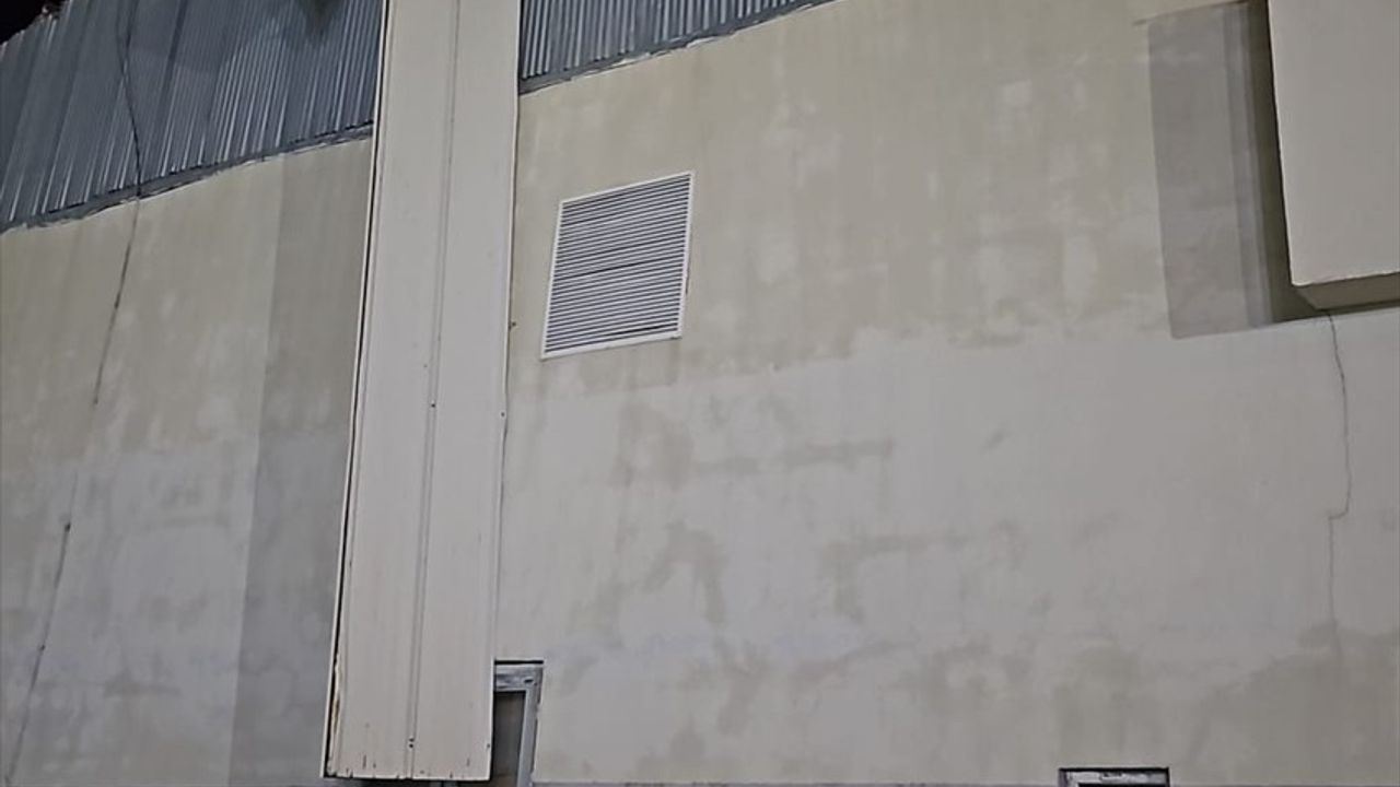 Hakkari'de Şiddetli Rüzgar Evlerin Çatısını Sökerek Zarara Yol Açtı